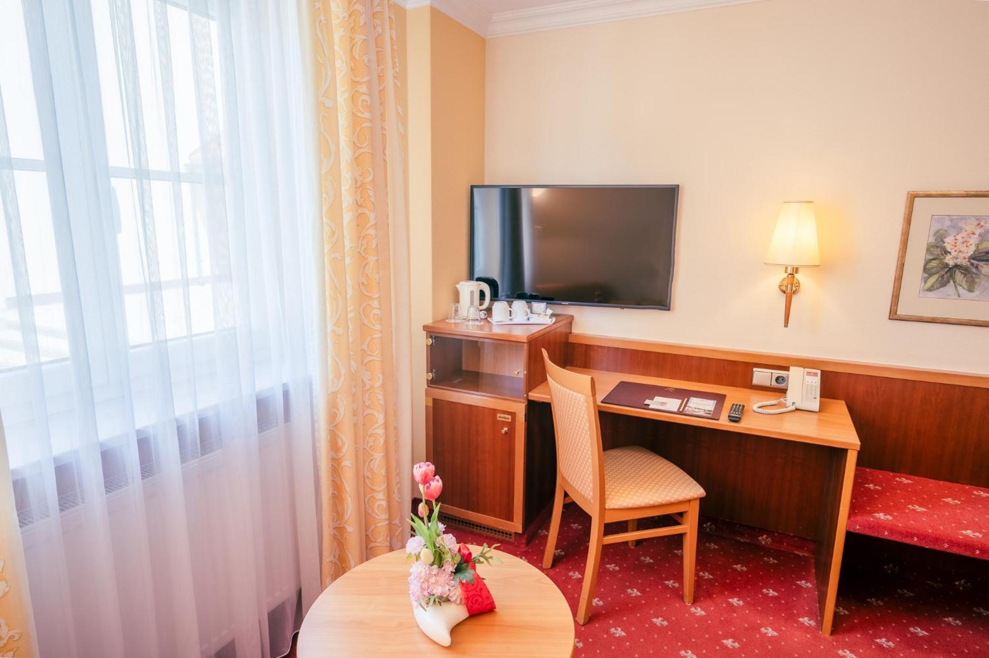 Hotel Am Schlosspark Zum Kurfuerst Обершляйсгайм Екстер'єр фото