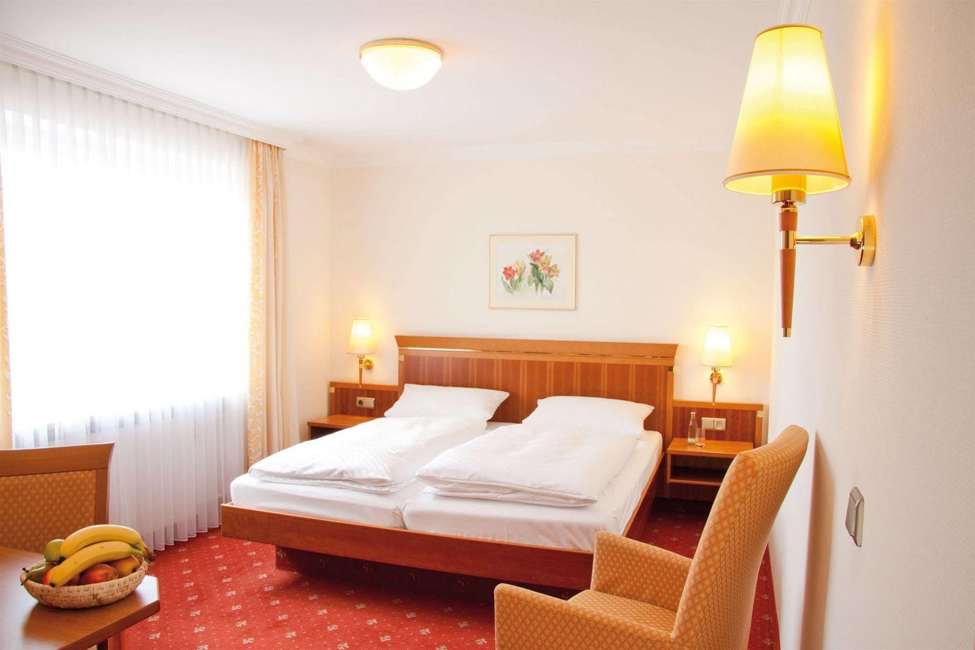 Hotel Am Schlosspark Zum Kurfuerst Обершляйсгайм Екстер'єр фото